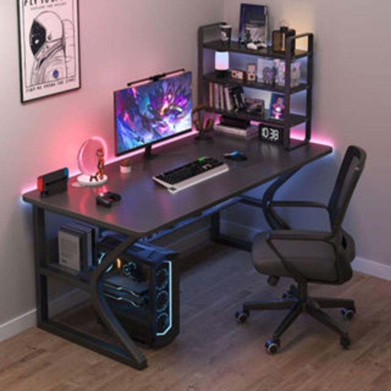 Bàn Gaming cong có kệ lửng Cao Cấp HOLI, có kích thước 120x60x75cm được bo góc an toàn, mặt bàn dày 15 ly, khung sắt to được phủ lớp sơn tĩnh điện chắc chắn.( Chưa Gồm Ghế )