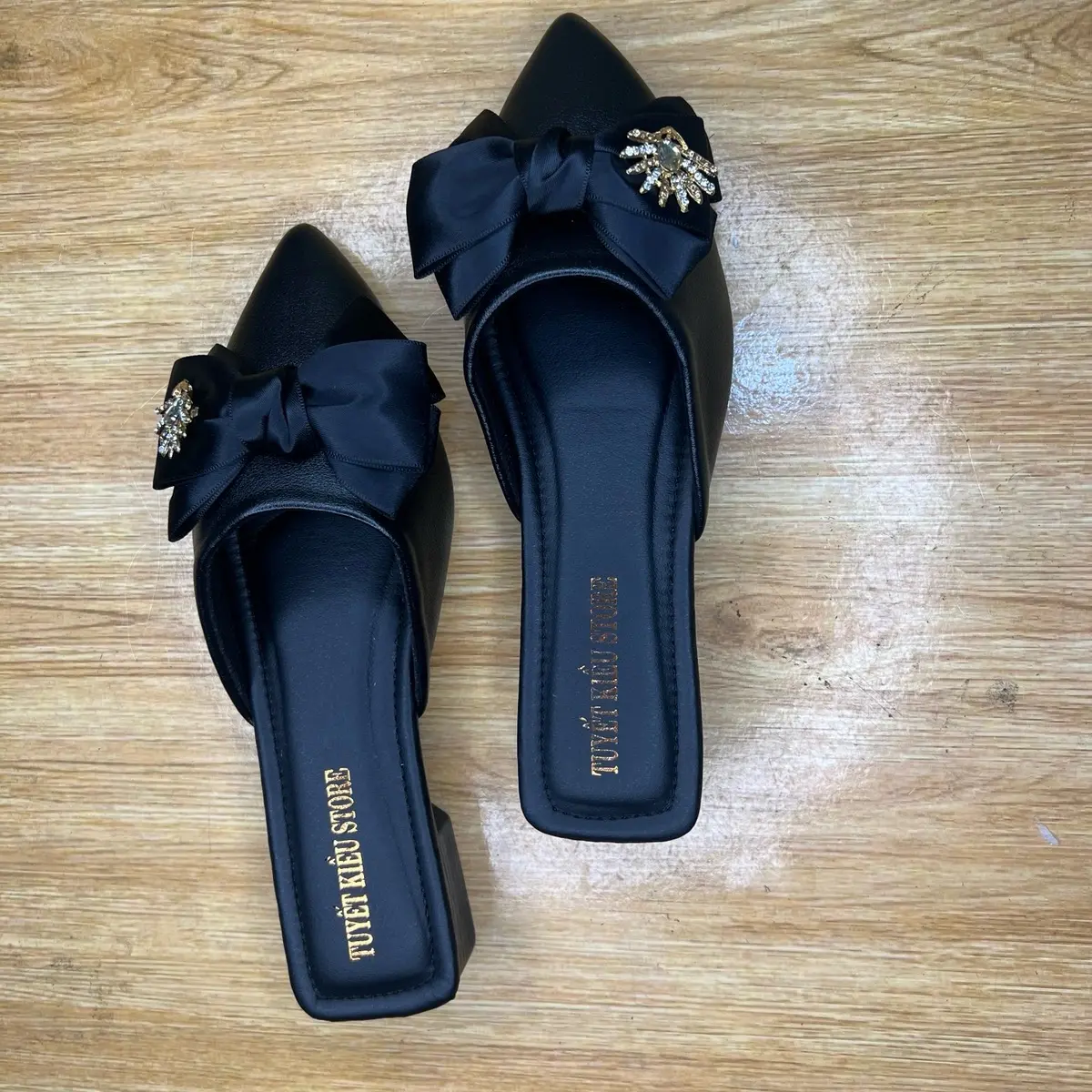 TUYETKIEUSTORE Sục 3 phân nơ to khoá đá T Mũi nhọn Nữ Shoes Women DéP GiàY