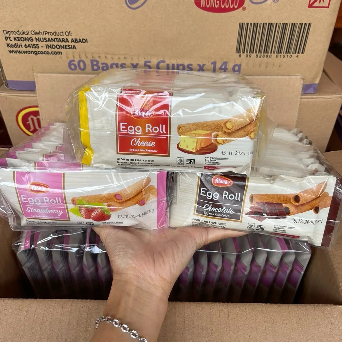 Agen distributor makanan ringan cemilan snack biskuit wafer monde egg roll pack krim cheese chocolate strawbery murah