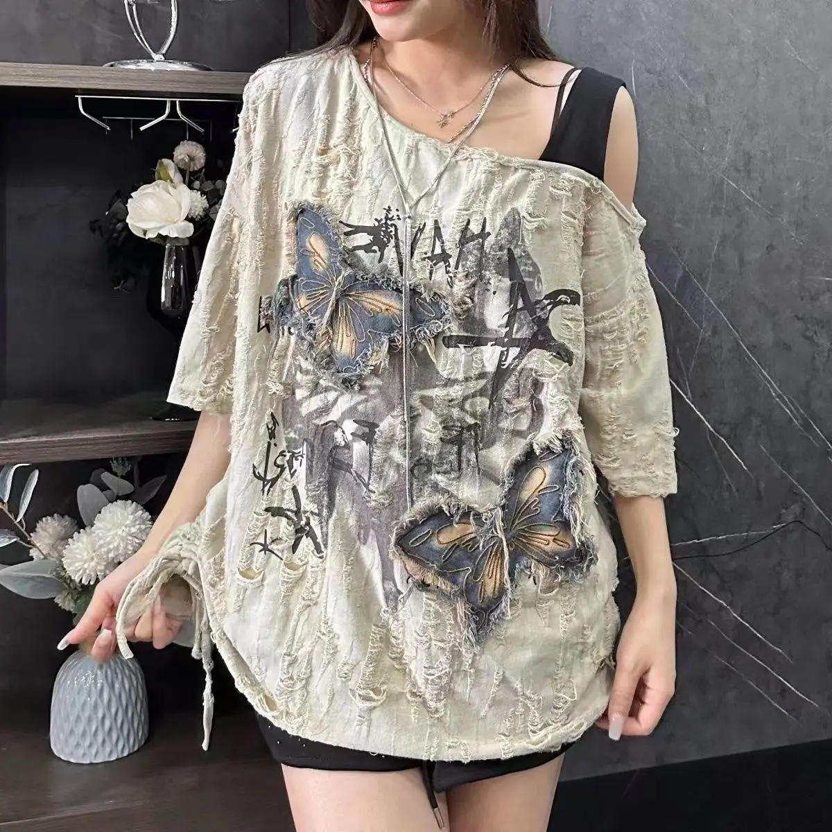 Áo Thun Ngắn Tay, Thiết Kế Miếng Dán Bướm Cổ Điển Dành Cho Nữ, Dáng Rộng Vừa Vặn, Kiểu Trễ Vai, Cổ Áo Xương Đòn, Áo Cô Gái Nóng Bỏng, Thích Hợp Cho Mùa Hè