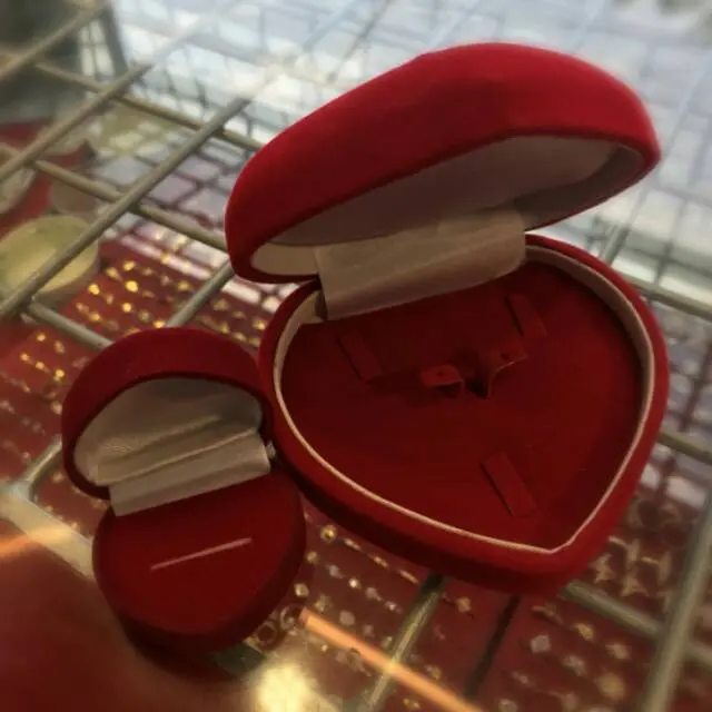 Kotak perhiasan set sedang besar aksesoris anak dan dewasa emas merah beludru love hati kalung anting cincin gelang