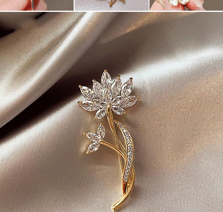Product Introduction of Flower pearl studded diamond brooch anti glare buckle brooch chest flower small brooch 1