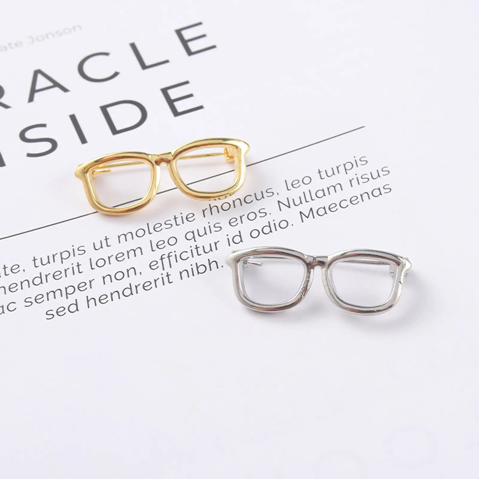 Brooch Anti-Scratch Anti-oxidation Colorfast Sweat-proof Rust-proof Glasses Shape Unisex Couple Brooch Emblem Hat Accessory