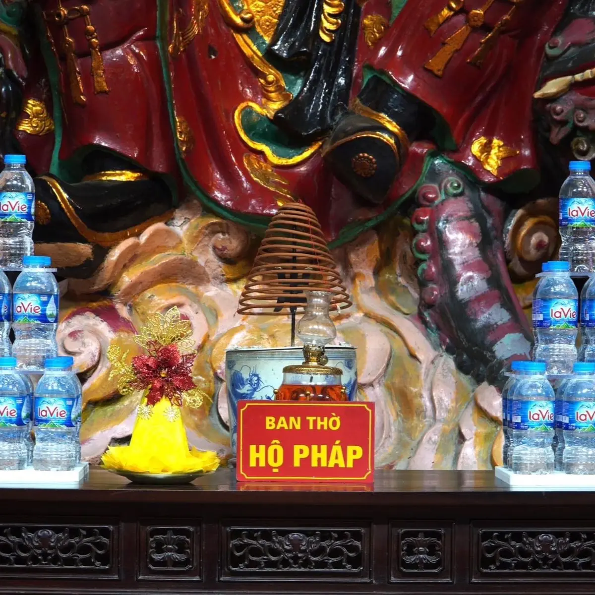 Tháp bày chai nước hình vuông, tròn