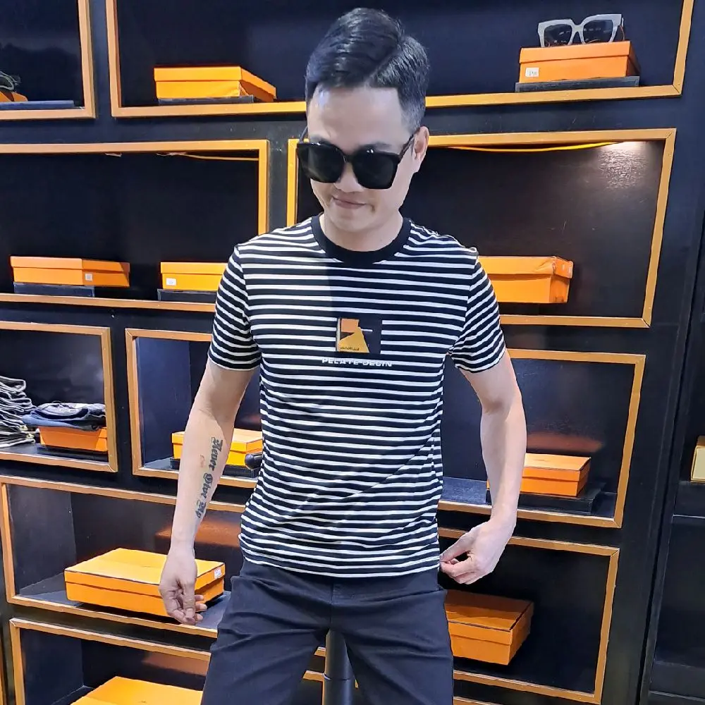 Áo Kẻ cổ tròn nam thêu ép chữ cao su PELATE DESIN trước ngực- 6008
