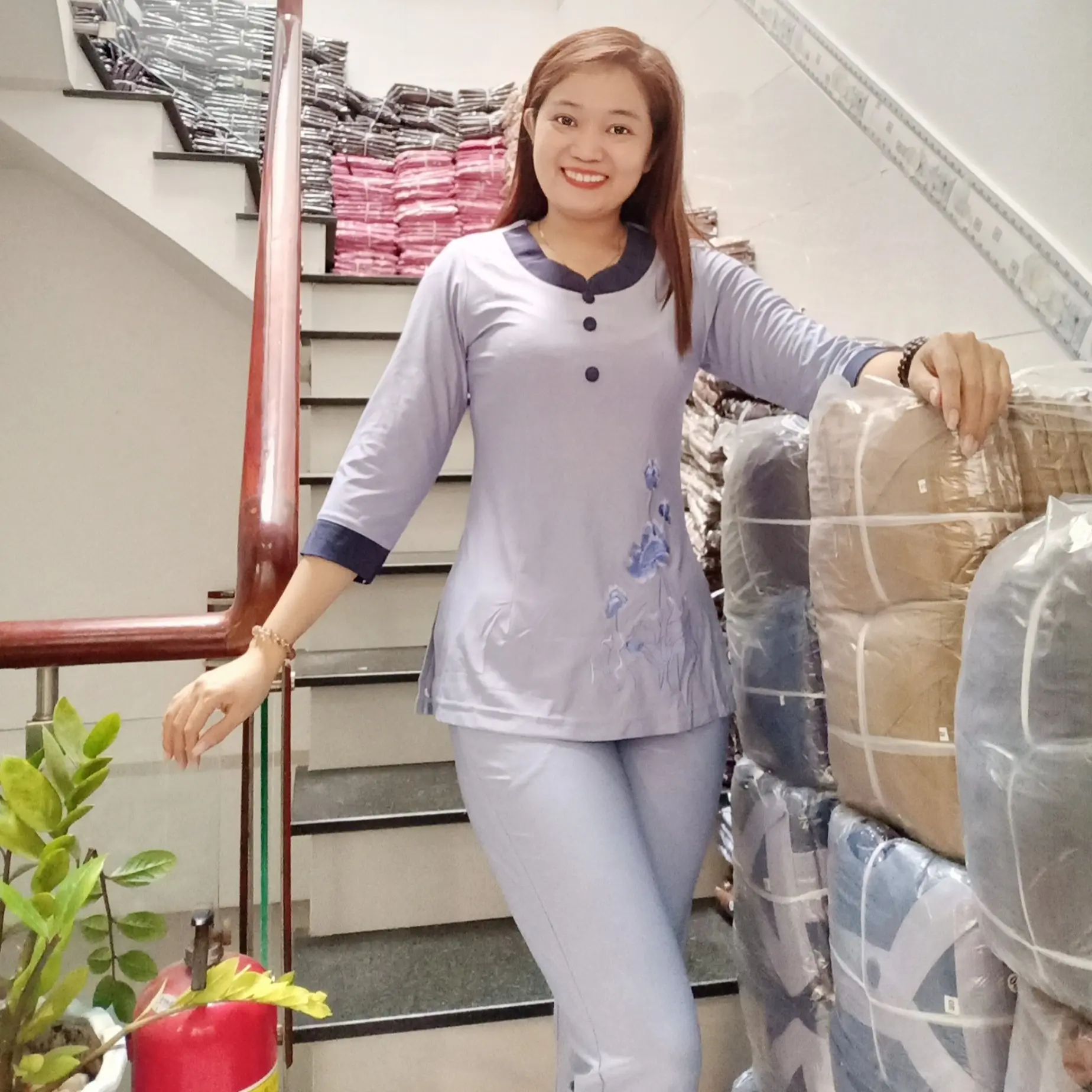 Đồ lam ,vải thun, cổ tròn viền, Quần túi mổ sâu bên hông, mặc tôn dáng, kín đáo trang nghiêm _ Pháp Phục Tịnh Thanh đồng hành cùng anh chị em  phật tử