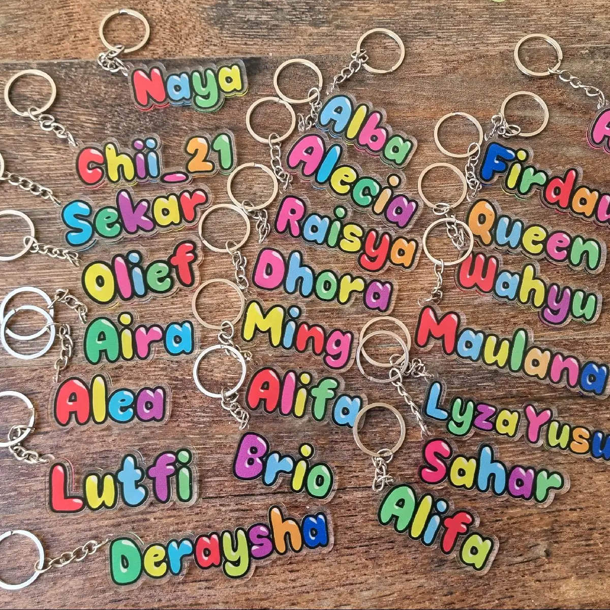 Gantungan kunci nama akrilik