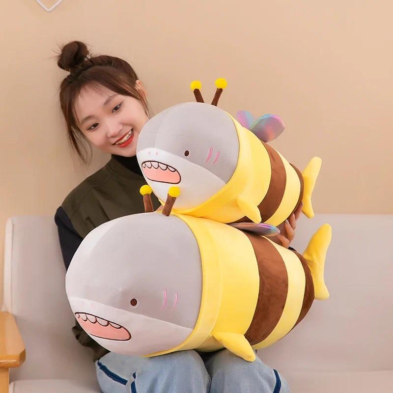 1 Chiếc Đồ Chơi Nhồi Bông Búp Bê Ong Cá Mập Mềm Gối Ôm Cá Mập Mô Hình Nhân Vật Hành Động Đồ Chơi Nhồi Bông Búp Bê Ôm Ngủ Quà Tặng Sinh Nhật Cho Trẻ Em Toy Phát Nhạc 3
