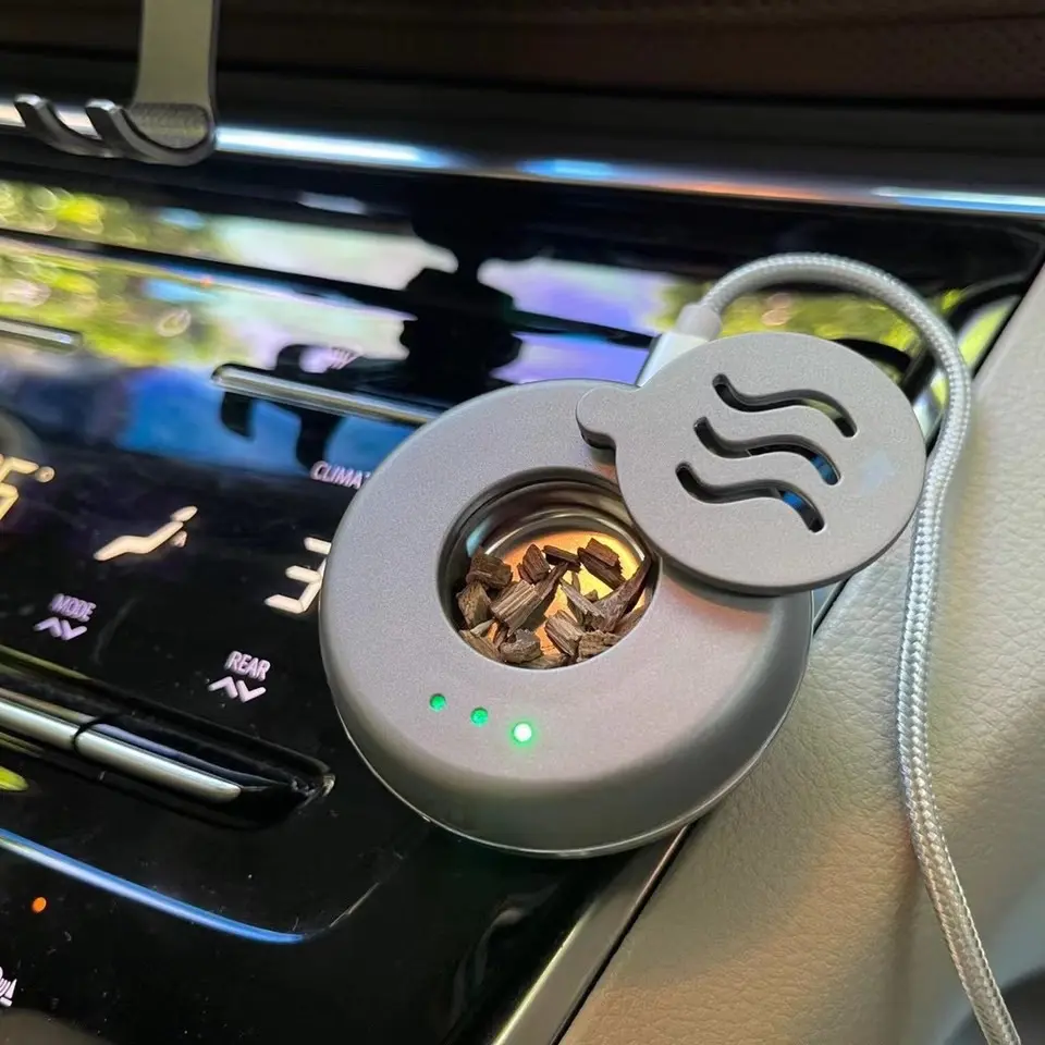 Xông trầm dành cho ô tô đầu cắm USB mẫu ( QUÀ TRI ÂN: Miếng trầm Vân mây rừng loại to và 5 gam bột trầm)