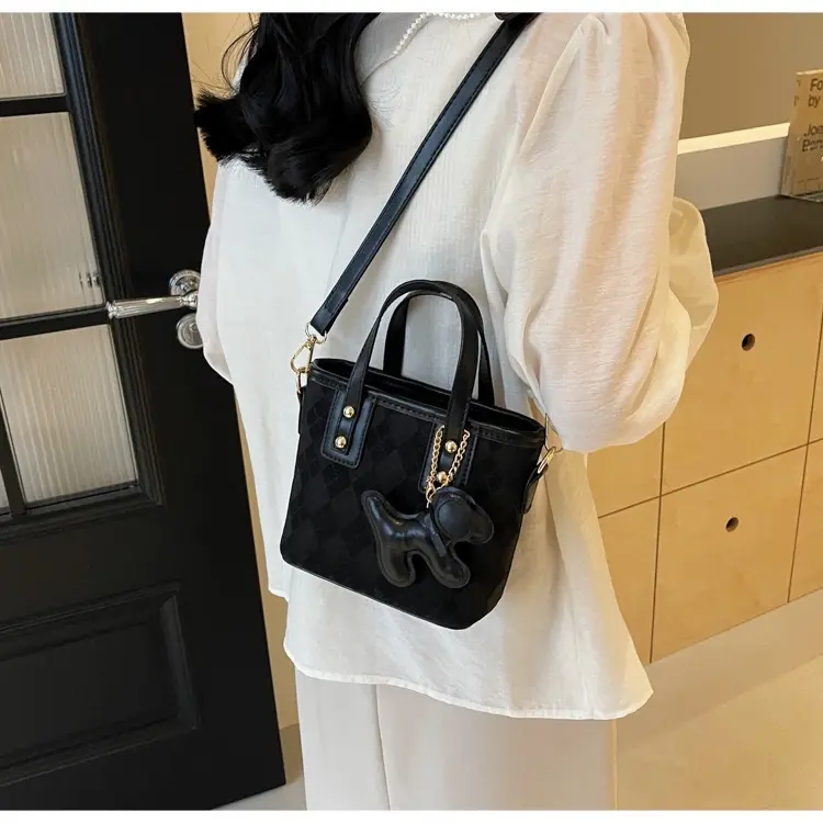 Túi xách tay túi đeo chéo Túi xách tay hai quai có kèm móc gấu cute sang chảnh Bag Nữ Da