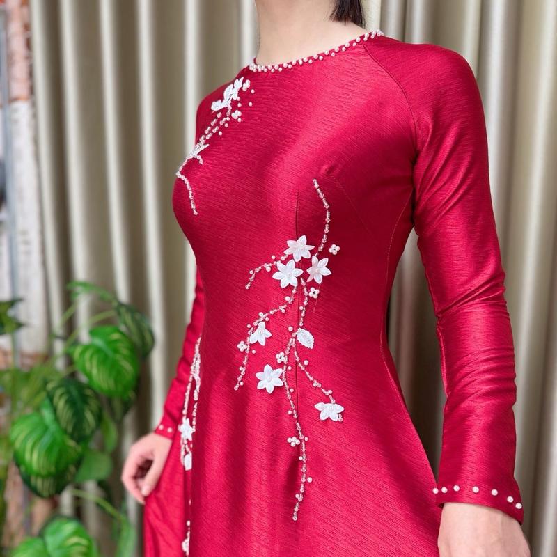 Áo dài truyền thống ,thiết kế cổ tròn, tay dài, đính hoa tỉ mỉ kết pha lê sang trọng, chất liệu lụa vân gỗ mềm mịn Nữ Women trang phục truyền thống