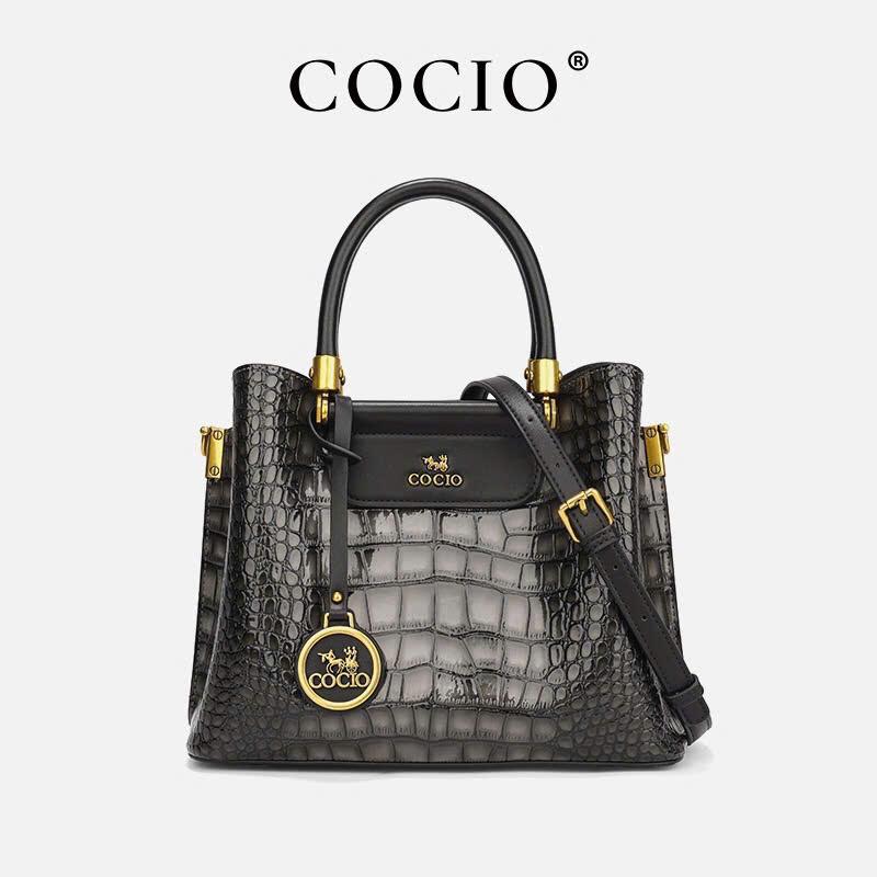 Full Box Limited CC073 - Túi Xách Nữ COCIO Thương Hiệu Thời Trang Cao Cấp Da Thật Dập Vân Cá Sấu Form Cứng Đựng Nhiều Đồ Khóa Đồng Dây Đeo Phiên Bản Hiện Đại 2025. Túi Đeo Vai Đa Năng Đi Chơi Cafe
