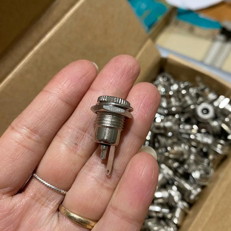 ổ jack sạc cái cho nguồn DC, chất liệu kim loại màu bạc sáng 2