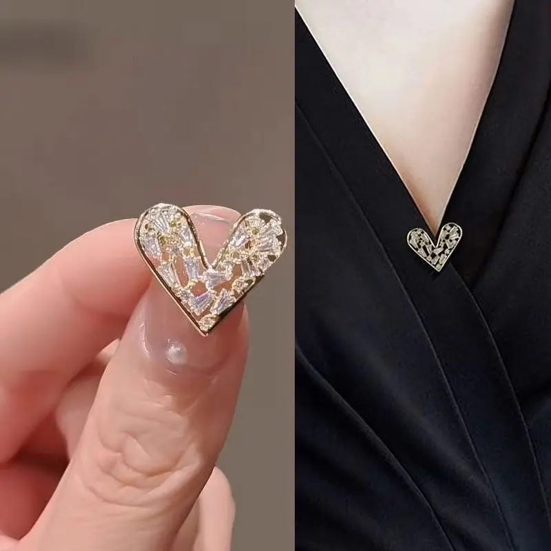 Hot Sale! Mini Heart Brooch, Made of High-End Materials, Designed for Ladies, Elegant and Versatile. It's a Must-Have Anti-Slip Gadget for Dress Necklines, Ideal as an Invisible Pin for Low-Cut Clothes