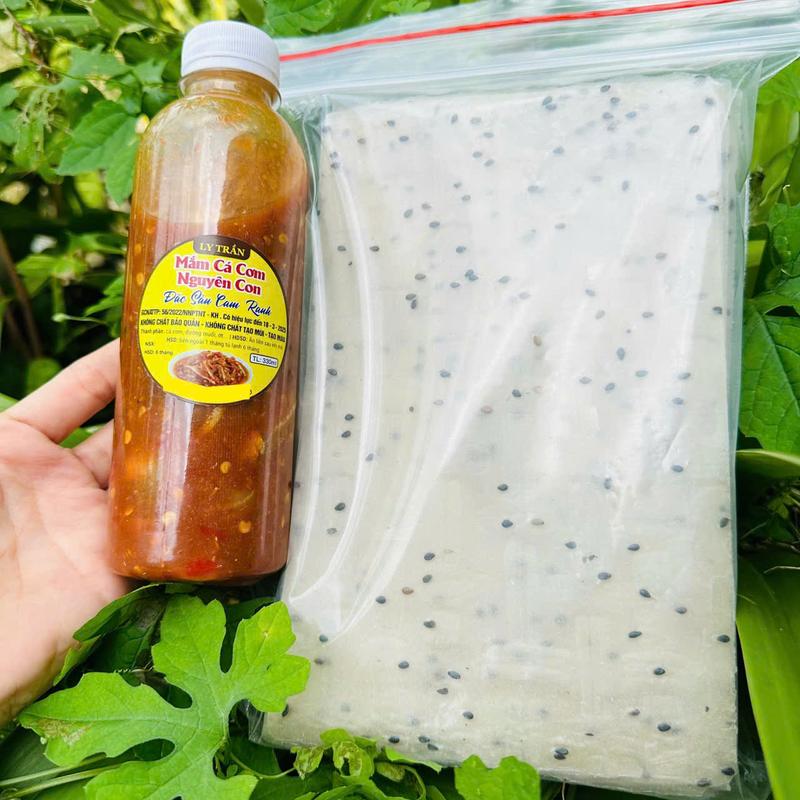 Mã 1 chai Mắm Cá Cơm Đặc Sản Cam Ranh Khánh Hòa+Bánh tráng mè đen Ninh Thuận