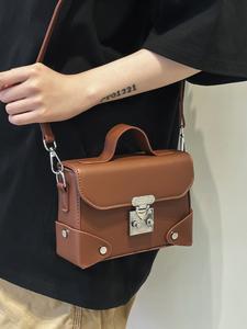 メンズショルダーバッグ、シンプルでファッショナブルなスクエアデザイン、調節可能なストラップ、日常使い・通勤・仕事・学校に使える万能アイテム