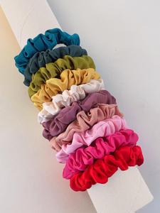 Verano 2024 Scrunchies de satén fruncido de color sólido, 10 piezas de ligas para el cabello simples y casuales para mujer, coletero minimalista para uso diario