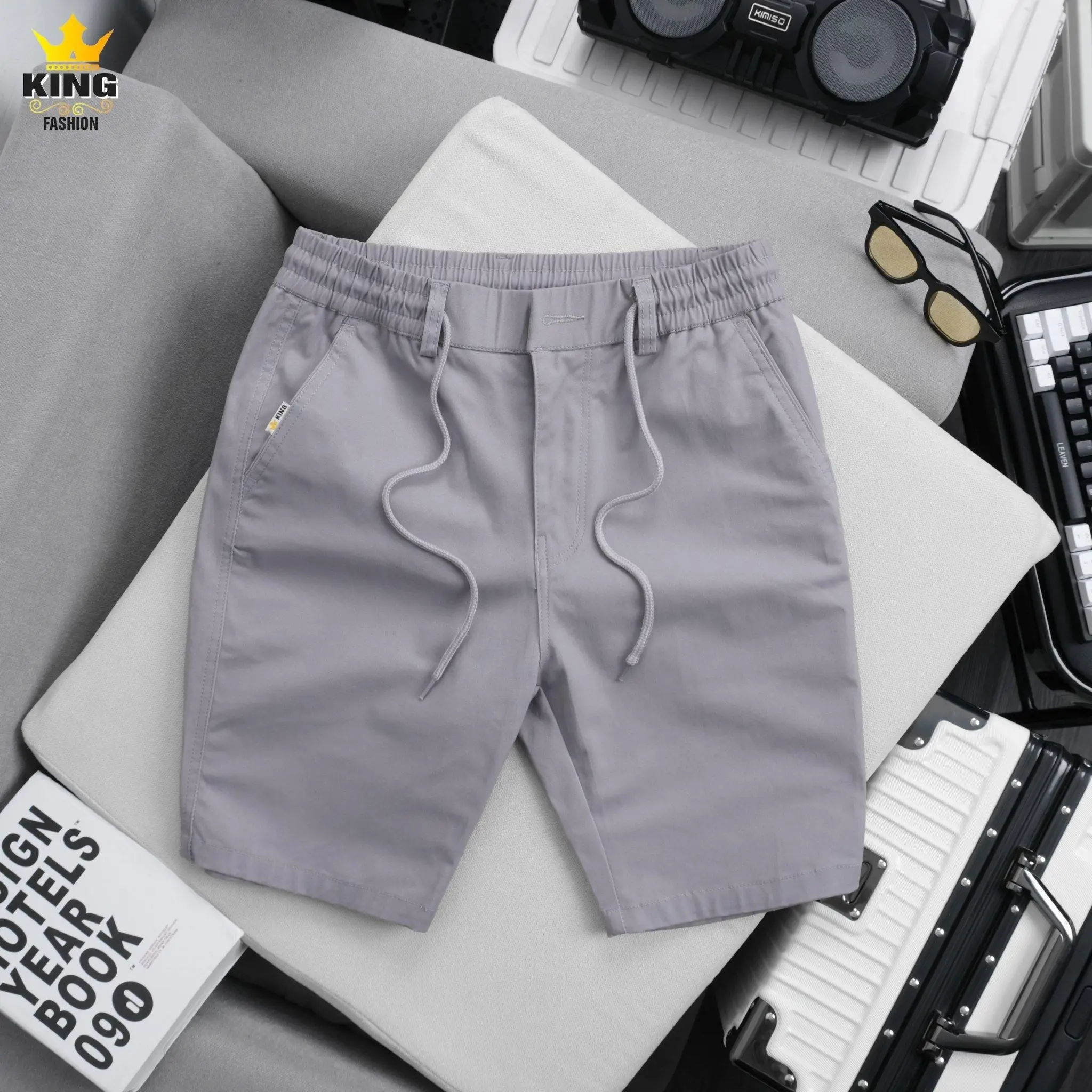 Quần Short_Kingfashion Menswear Nhiều Màu Chất Liệu Kaki Cao Cấp Lưng Thun Dây Rút Có Khóa Kéo Vải Co Giãn. Trẻ Trung, Năng Động, Mạnh Mẽ. Kem Màu Đen Nhung