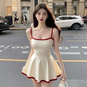 เดรสสลิง สไตล์ฝรั่งเศส สำหรับผู้หญิง สไตล์ฮอตเกิร์ล ดีไซน์สีตัดกัน ชุดฤดูร้อน สไตล์น่ารักและเซ็กซี่ พร้อมเข็มขัด แผ่นรองหน้าอก สามารถสวมใส่ภายนอก กระโปรงทรงเอ เอวแน่น