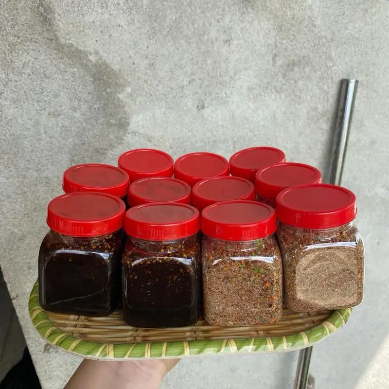 CHẨM CHÉO TÂY BẮC Chẩm chéo là món chấm không thể thiếu trong các bữa ăn bình thường cũng như khi đãi khách ak .  Chẩm chéo khô : chấm hoa qả ( xoài , cóc ... )  NGUYÊN LIỆU chính để làm nên chẩm chéo là hạt dổi,muối, mắc khén (một loại hạt tiêu rừng 0