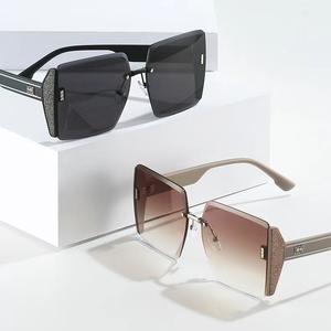 แว่นกันแดดกรอบใหญ่ กรอบไล่โทนสี ระดับไฮเอนด์ สลิมมิ่งใบหน้า ป้องกันแสงแดด ป้องกันรังสียูวี เหมาะสำหรับฤดูร้อน มาใหม่ในปี 2025