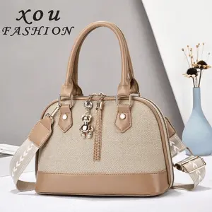 XOU FASHION Tas Selempang Wanita Stylish and Versatile Women's Sling Bag dengan Rantai dan Gantungan Beruang X-829