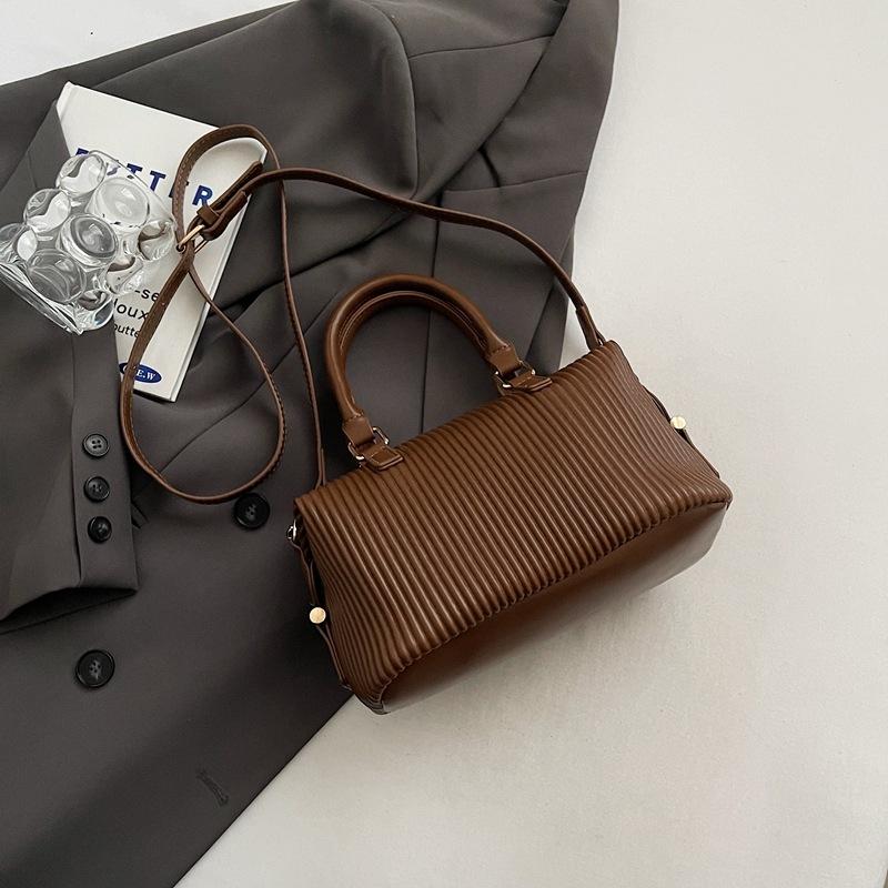 Product Introduction of High-quality Hand-held Bowling Bag Women's Autumn and Winter Simple and Fashionable Shoulder Bag Feeling Messenger Bag Bag 6609-521 8