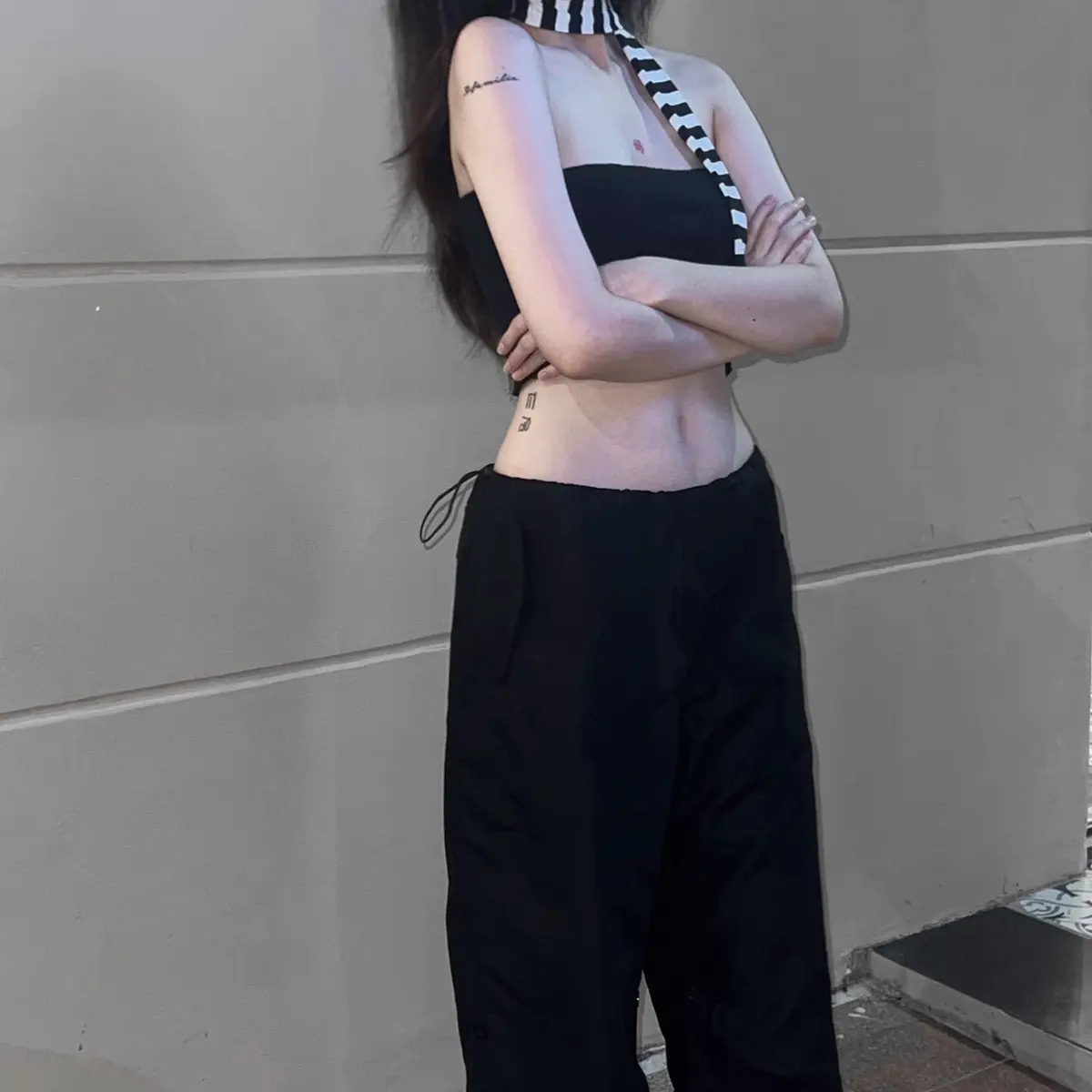 Quần dù thắt eo chun rút màu đen