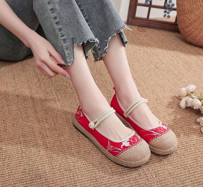 Product Introduction of 2025 Summer Old Beijing Cloth Shoes Wide Toe Comfortable Hemp Toe Embroidered Shoes Ethnic Style Ancient Chinese Clothing Shoes 4
