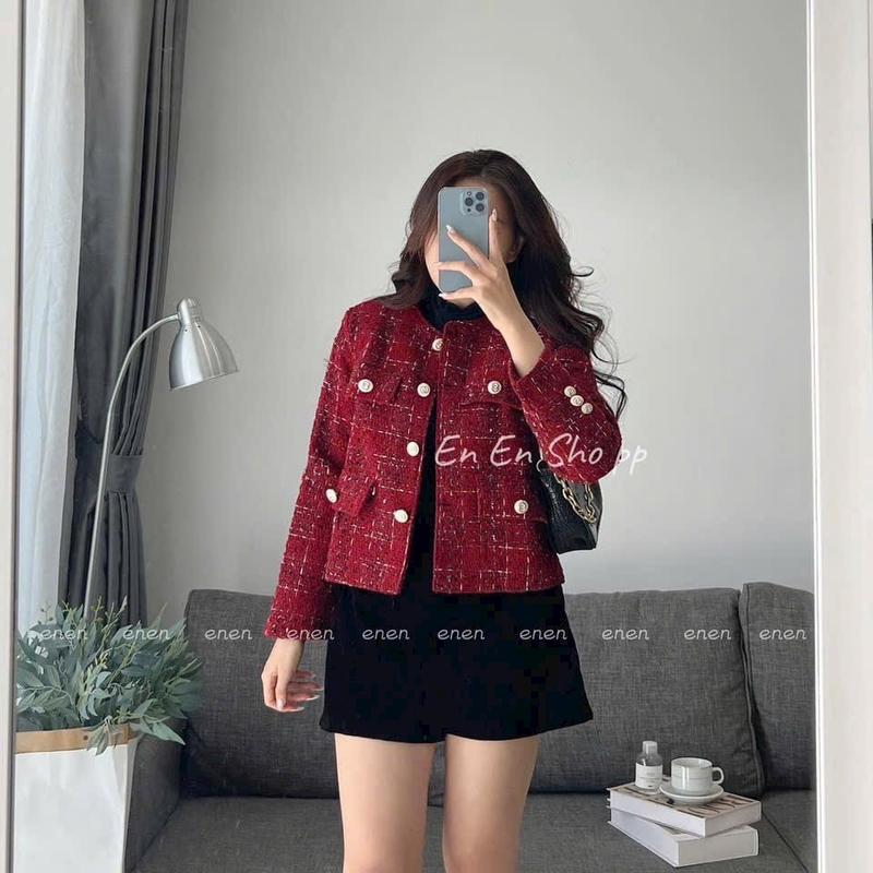 Áo Khoác Dạ Tweed Đỏ Nữ Dài Tay 4 Nắp Túi Đính Cúc Vàng độn vai cổ tròn thời trang 4