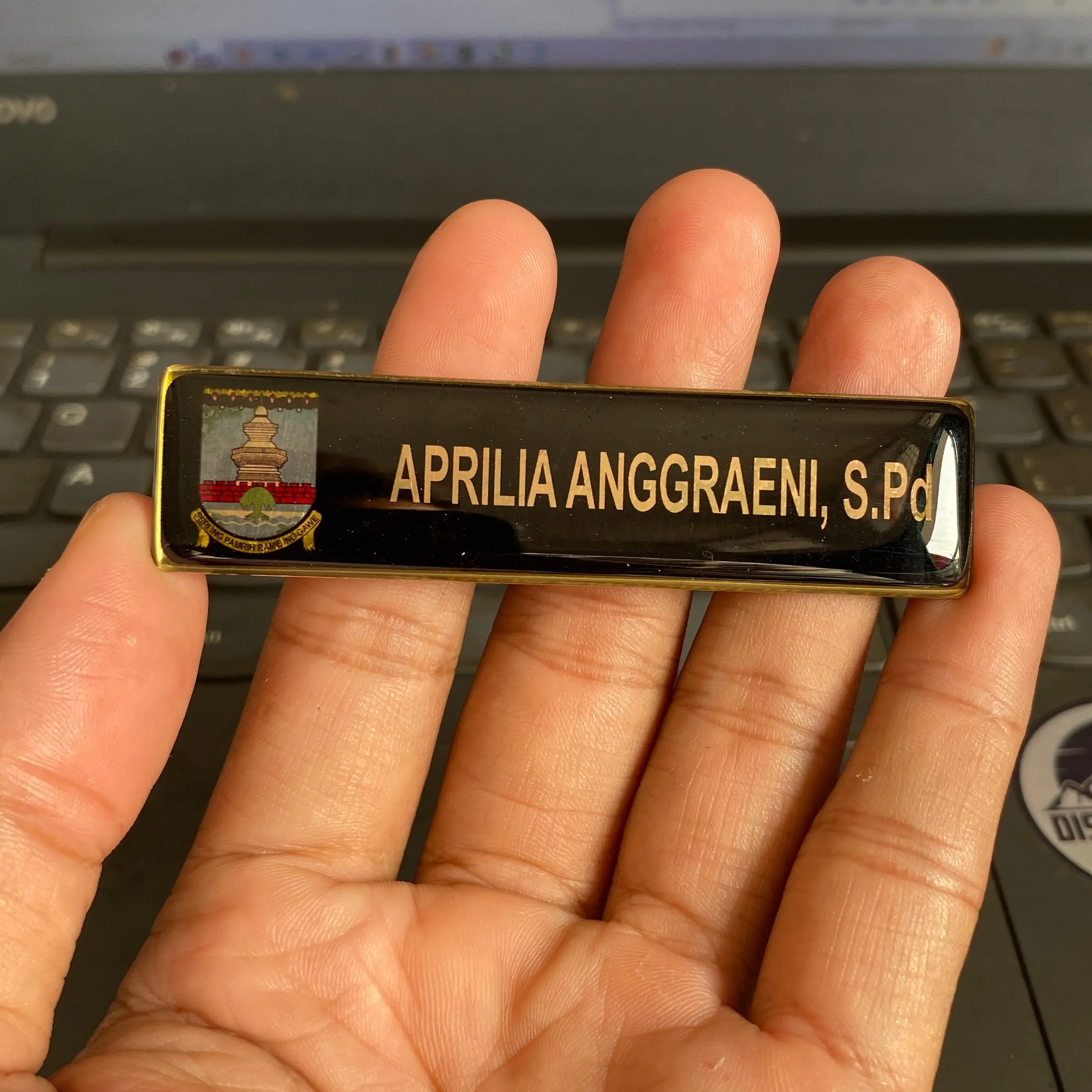 Nametag Kuningan Magnet Premium
