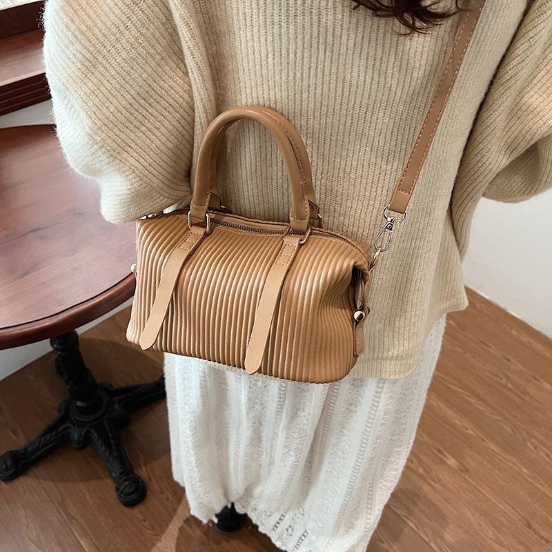 Product Introduction of High-quality Hand-held Bowling Bag Women's Autumn and Winter Simple and Fashionable Shoulder Bag Feeling Messenger Bag Bag 6609-521 13