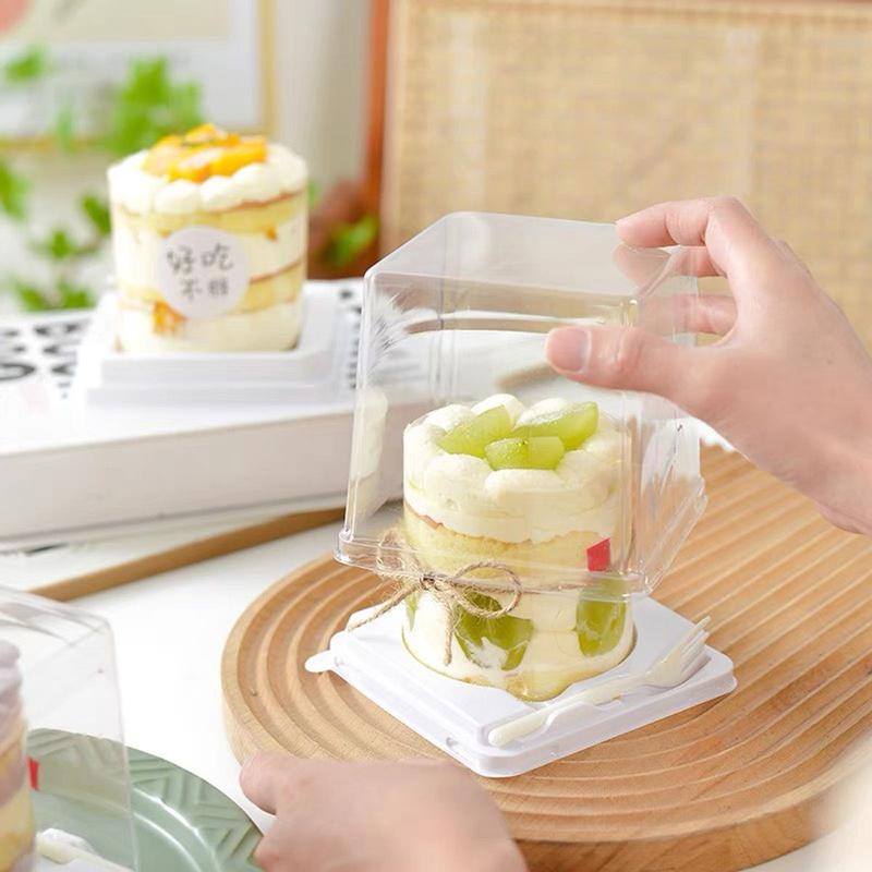 Hộp nhựa đựng các loại bánh Mousse / Tiramisu đế vuông lõi tròn nắp trong kèm nĩa 1