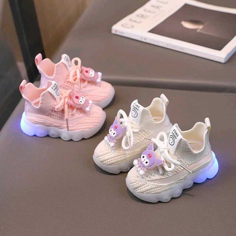 form nhỏ Giày tập đi- Giày cổ chun cho bé tập đi vải mềm êm chân có đen led và sticker kuromi dễ thương cho bé trai bé gái 995