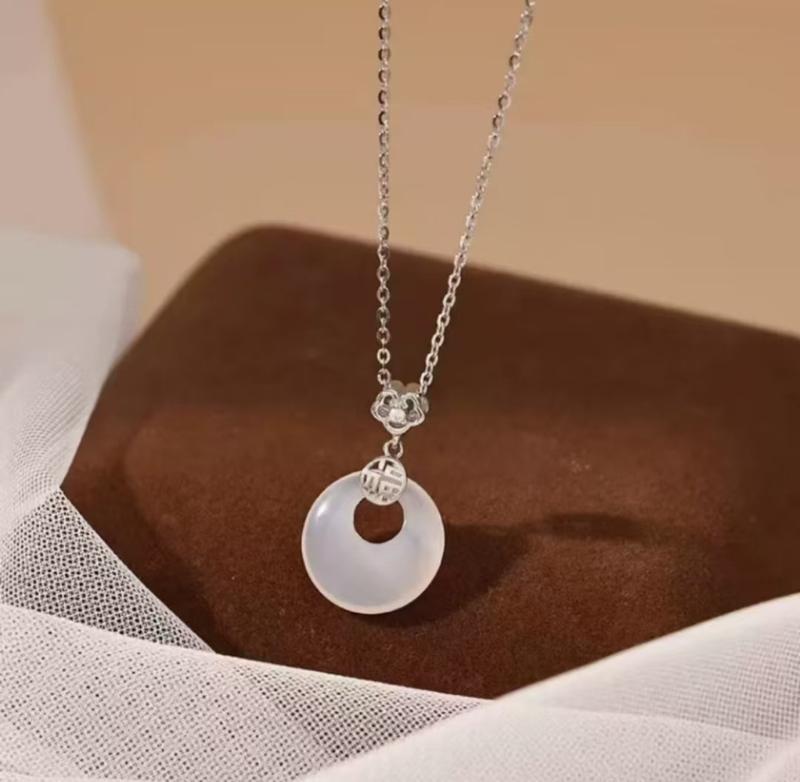 Product Introduction of New Chinese Style Retro Ruyi Peace Buckle Necklace for Women, Light Luxury Clavicle Chain, New Niche Design, Simple and Exquisite 2