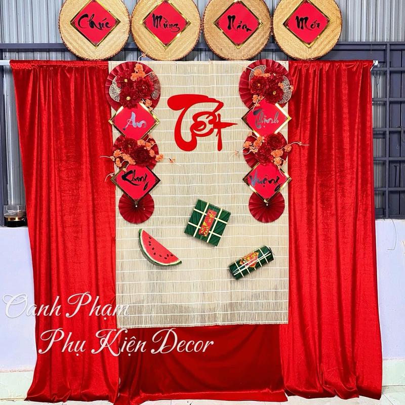   TET Combo Tết Vip A4- Oanh Phạm Decor   : Trang Trí Nhà Cửa Ngày Tết  Gồm Mành Tre + Vải Đỏ + Mẹt Tre + Quạt Đỏ + Phụ Kiện Hoa Trang Trí Đầy Đủ Phụ Kiện Như Hình   Kích thước Tổng Ngang 2m5 Cao 2m5   Decor 