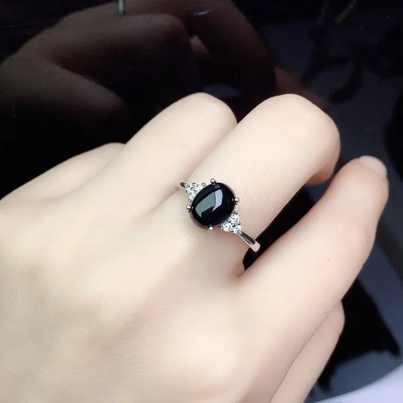 The full and bright black agate and gemstone ring for women is fashionable, simple, flexible, adjustable and does not fade. It is a trendy trend