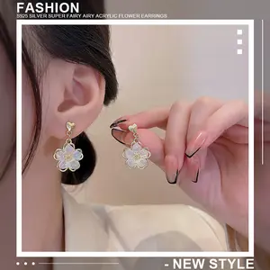 Anting-anting Bunga Akrilik Temperamen Peri Super Perak S925 untuk Wanita, Anting-anting Hati yang Terang