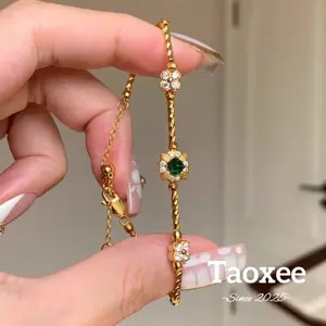 【Taoxee】Gelang Kupu-Kupu Emas dengan Batu Zircon Emerald Desain Vintage Modis Serbaguna untuk Wanita D354