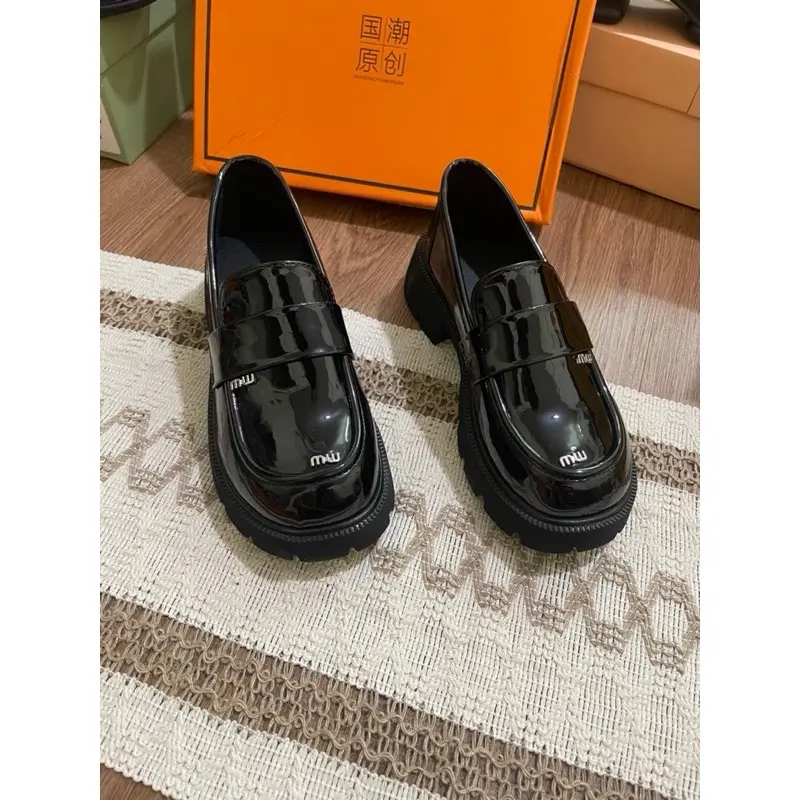 [Junnshoes HN] Giày moca min mũi tròn da bóng tag chữ, đế 5,5cm