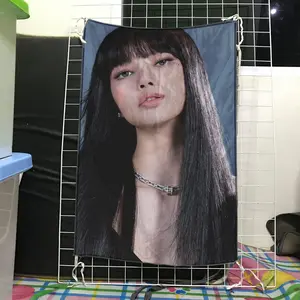 Bendera Foto Lalisa Manoban Poster Kain Satin Premium Tebal Cocok Pajangan Dinding, Merchandise Kpop Idol, dan Koleksi Blink