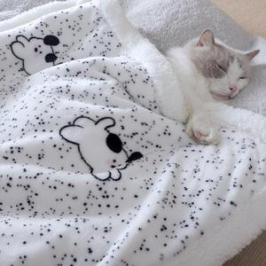 両面ぬいぐるみ&フリース猫ベッド/ブランケット-リバーシブル全天候冬の暖かさ、かわいい足プリント&子猫の顔デザイン（ブラック/ホワイト）-猫のための柔らかいペットベッドスプレッド、居心地の良いスリーピングパッドまたはベッドカバー、カバー付き猫ベッド、猫マットベッド、柔らかい猫ベッド、猫パッドベッド