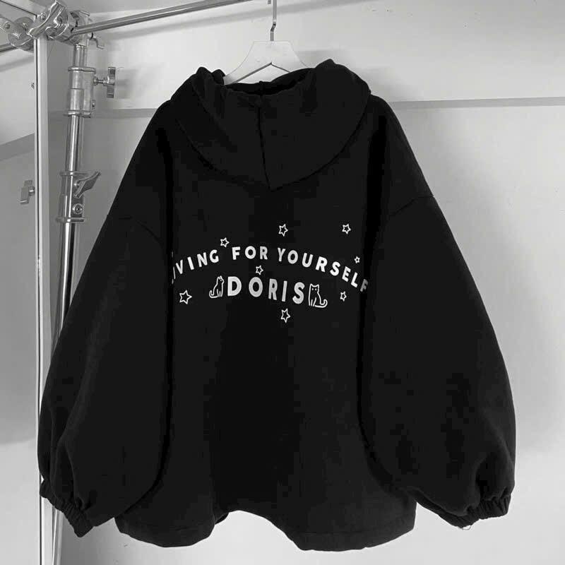 Product Introduction of Áo Khoác Nỉ Unisex Nam Nữ Form Rộng in DORRIS- Màu Đen áo  khoác  áo  hoodie  ko  mũ áo  hoodie  zip áo  khoác  nữ  hoodie  zip  dày  dặn áo  khoác  nữ  hoodie  zip  nỉ  chân  cua áo  khoác  2  sọc  ở  hai  bên  cánh  tay 30