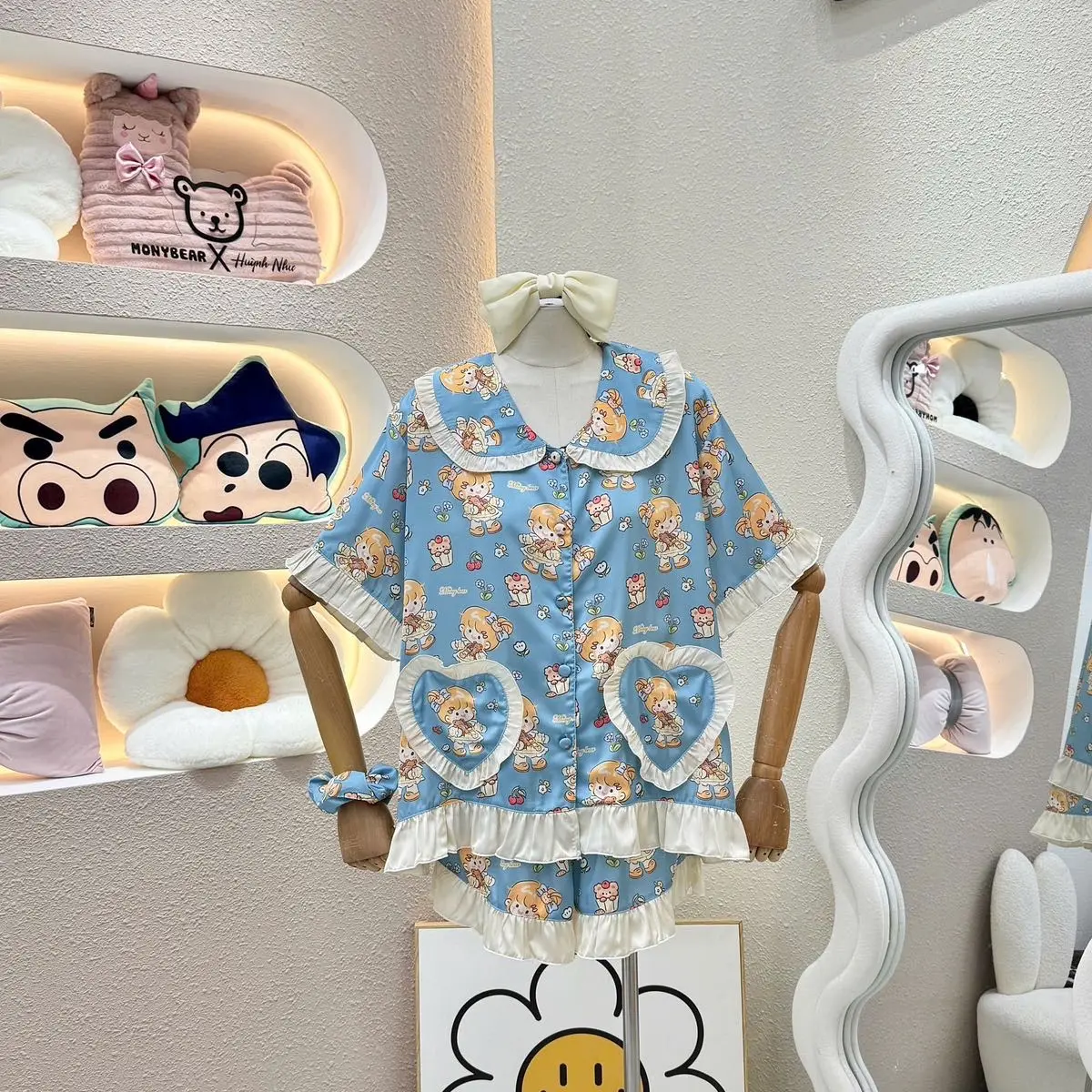 ￼BỘ PIJAMA MONYBEAR ĐÙI TAY THƯỜNG CÔ GÁI TÓC VÀNG NỀN XANH PHỐI BÈO ( kèm CỘT TÓC )