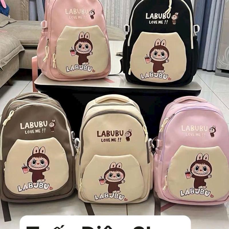   Tặng kèm móc khoá + hộp đựng bút hình ngẫu nhiên  Balo labubu vải hot hít in nhiệt sắc nét trên balo 