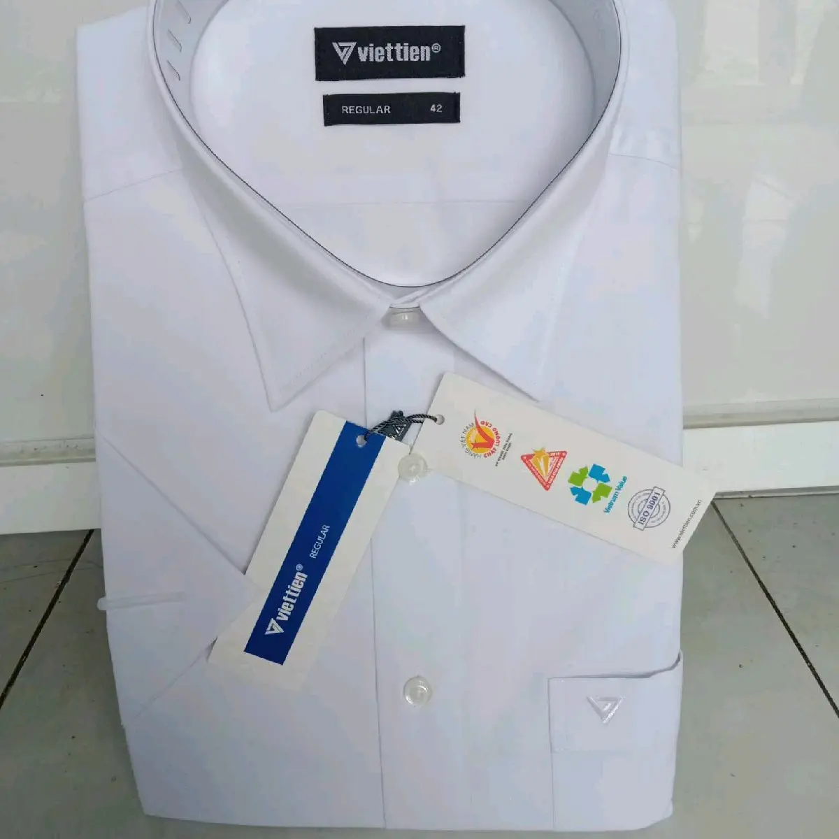 ÁO SƠ MI TRẮNG TRƠN NGẮN TAY LAI BẦU VIỆT TIẾN FOM REGULAR  SIZE 41 VÀ 42.