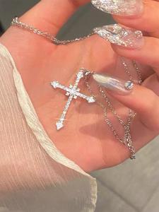 Collar con Colgante de Diseño de Cruz de Circonia Artificial para Mujer, 1 Pieza de Joyería Brillante Ajustable para Fiestas, Decoración de Ropa Diaria, Joyería Exquisita y Comodín para Regalo de Cumpleaños
