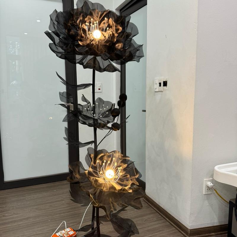 Cây Hoa Hồng Đôi Màu Đen Khổng Lồ Có Đèn