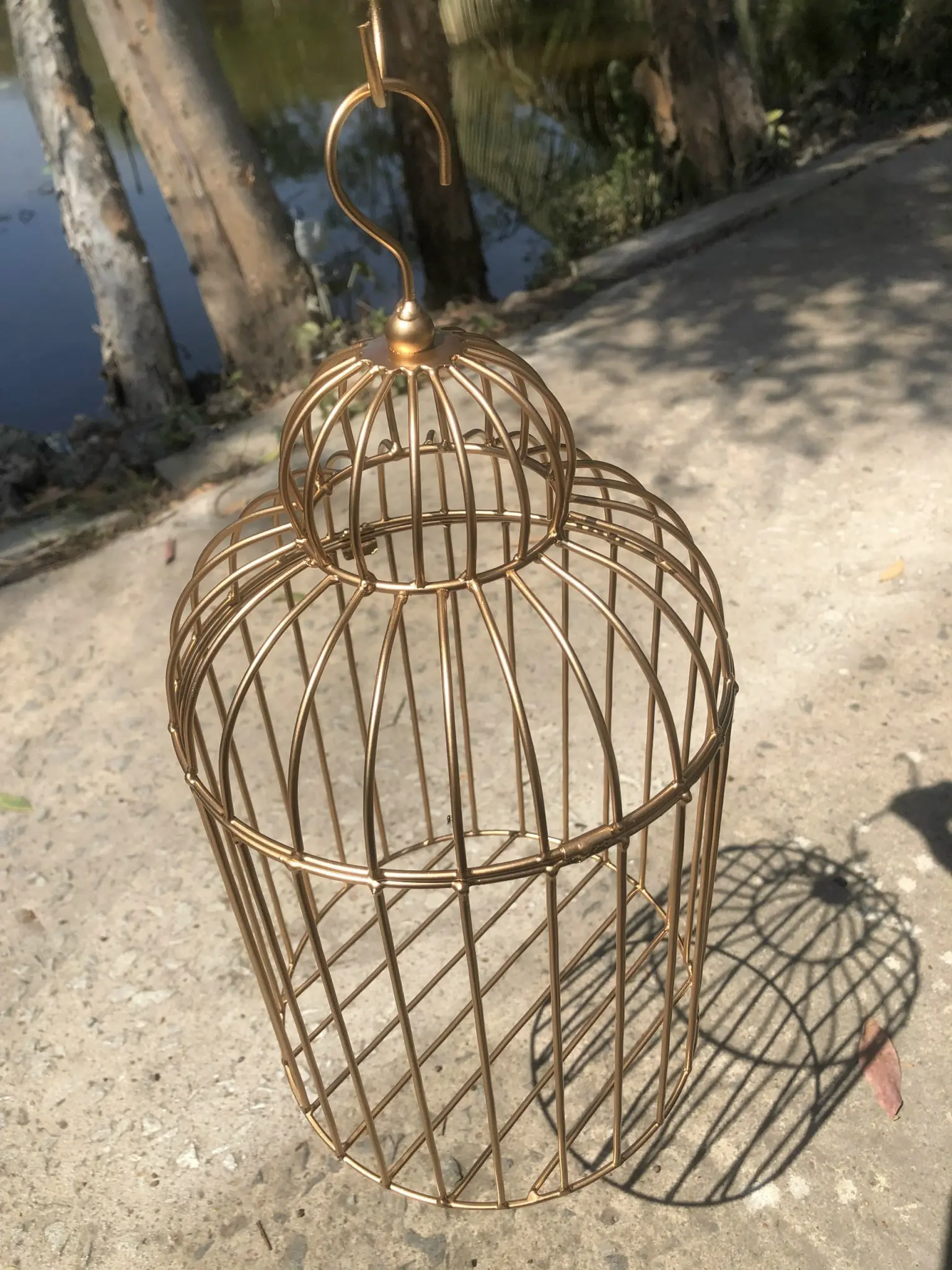 Lồng chim sắt mỹ thuật kết hợp với hoa và nến trang trí tiệc đẹp lung linh lãng mạn như Tranh
