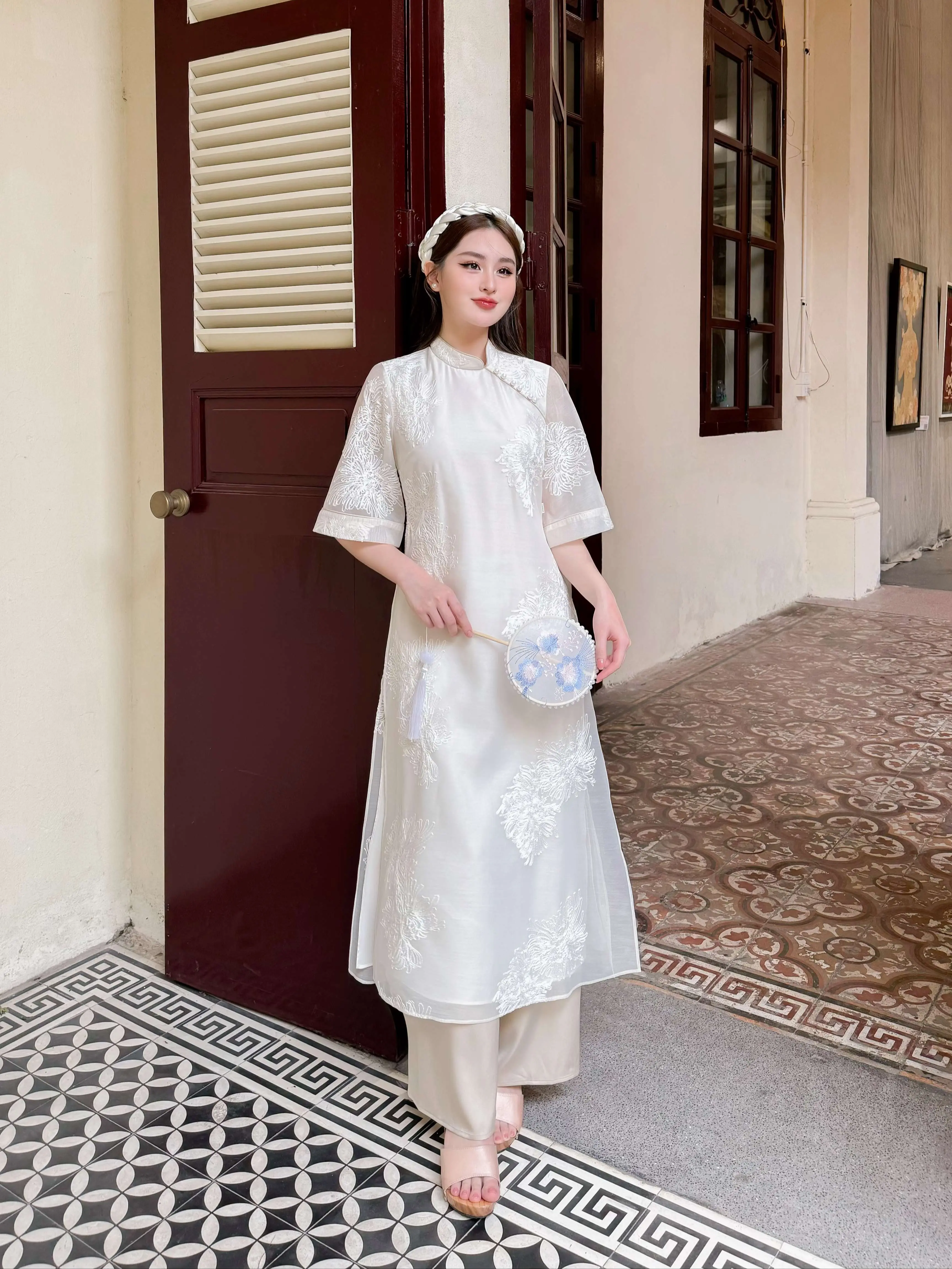 (Tặng kèm quần) Áo dài CHARME CH tơ thêu hoa nhẹ nhàng 312023
